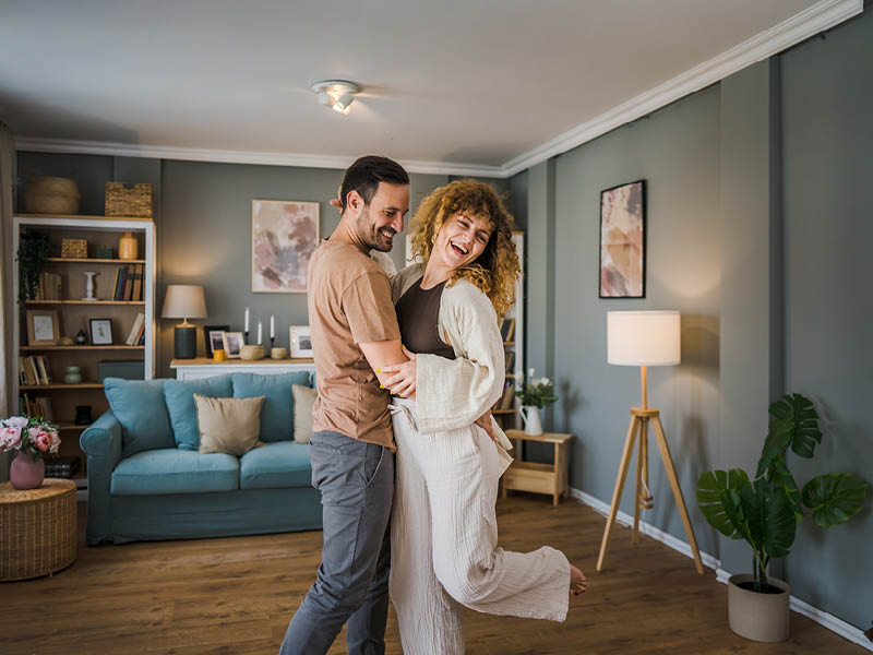 Pärchen tanzt in ihrem Haus